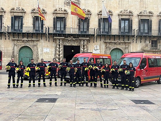Nuevos bomberos frente al Ayuntamiento de Alicante.