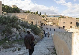 Visitantes en el castillo de Santa Bárbara de Alicante.