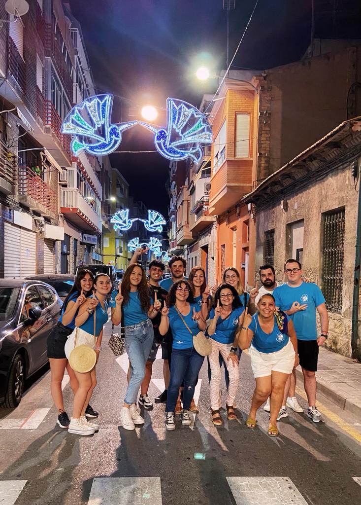 Foguerers de Doctor Bergez-Carolinas celebran el primer premio de iluminación de distrito.