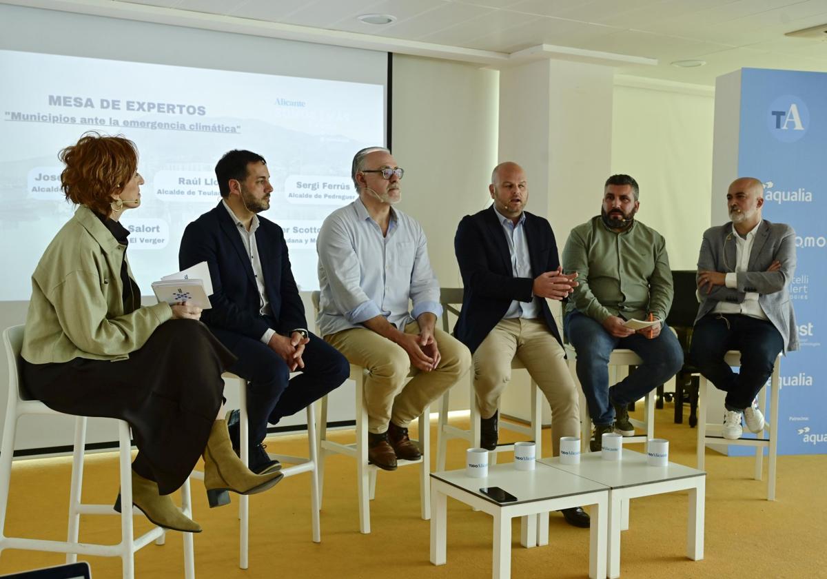 Concha Pastor, directora de TodoAlicante, junto a los alcaldes de Ondara, José Ramiro; Pedreguer, Sergi Ferrús; Teulada-Moraira, Raúl Llobell y El Verger, Basili Salort ,además del edil de Seguridad de Dénia Javier Scotto.