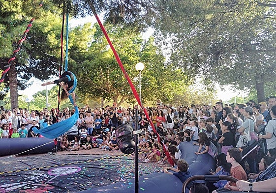 Atracciones circenses en el monte Tossal, dentro del festival Alacant Desperta.