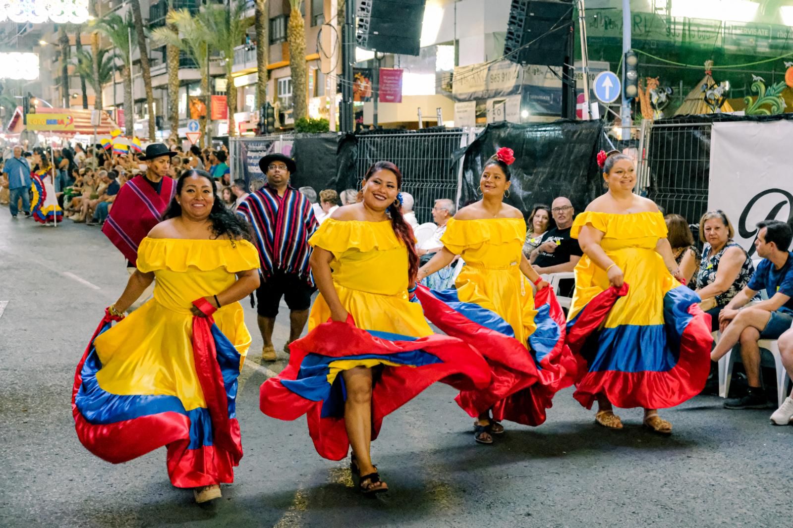 Un grupo de baile americano en el Desfile Folcrófico de las Hogueras.