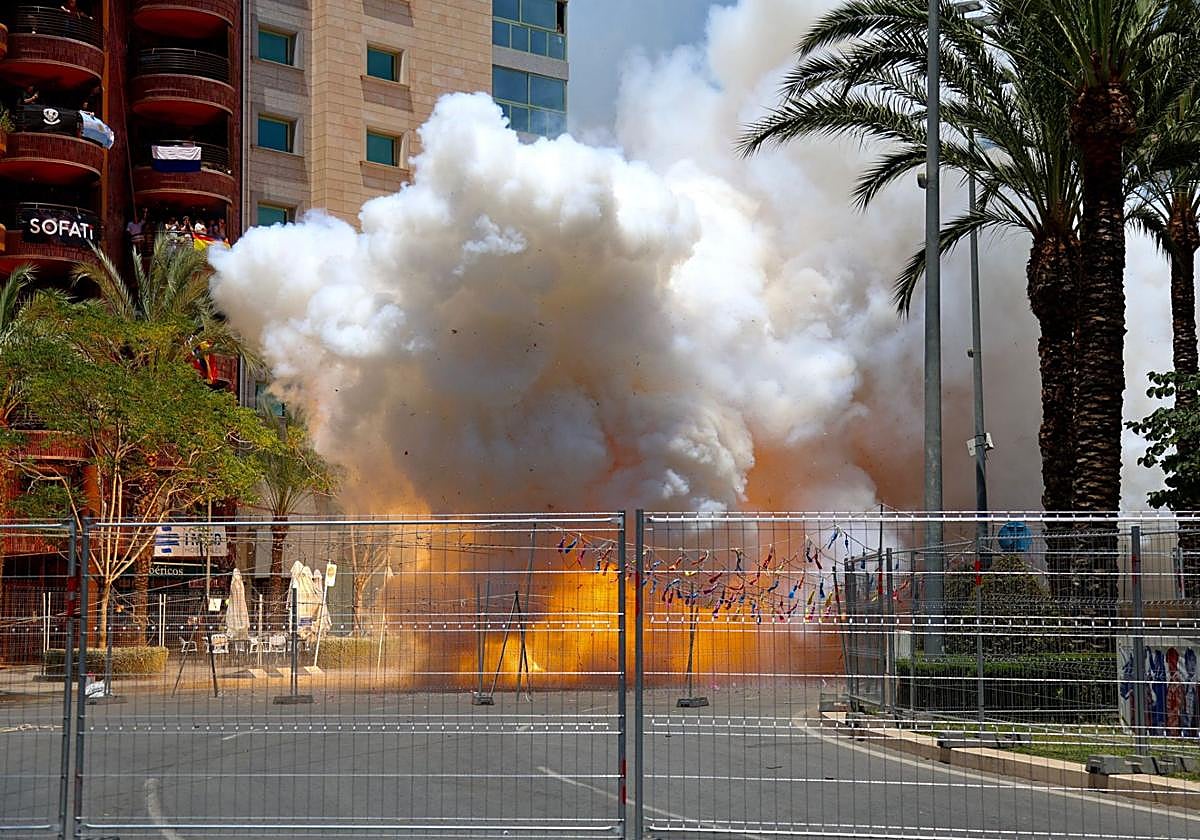 Mascletà en la plaza de Luceros de Alicante para las Hogueras de San Juan.