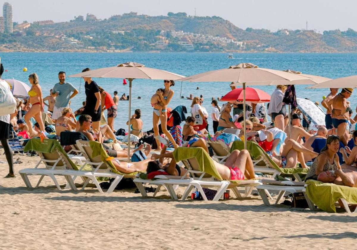 Imagen principal - Alicante Leads Spain in Blue Flag Beaches: Here are the New Ones for 2025