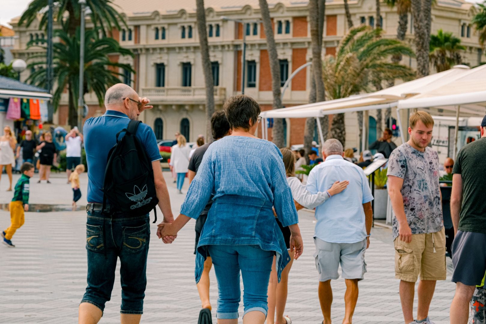 Imagen principal - Alicante's foreign population exceeds half a million for the first time