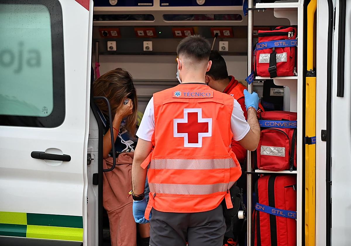 Un técnico de Cruz Roja durante una intervención.