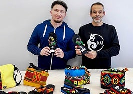 Fundadores de Kai Clothes con la nueva colección.