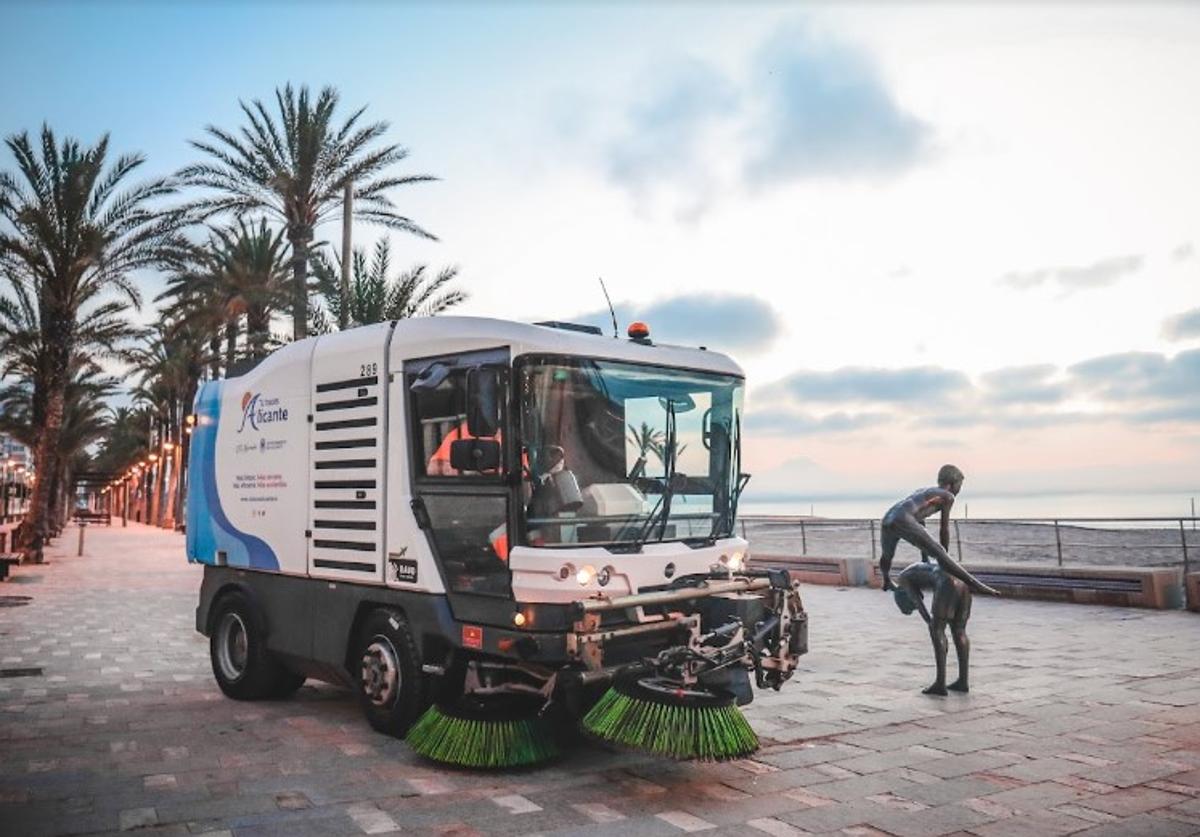 Maquinaria de limpieza en el paseo marítimo de Alicante.
