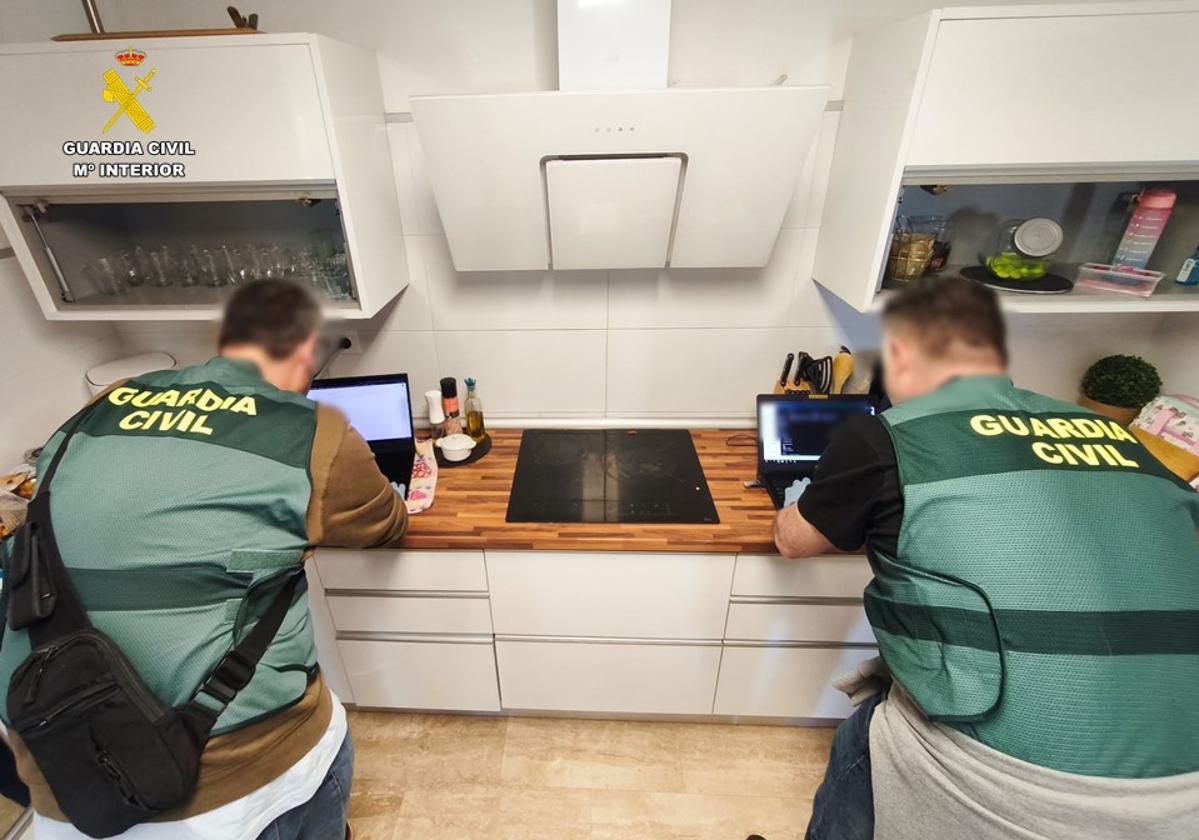 Dos agentes de la Guardia Civil, durante uno de los registros efectuados.