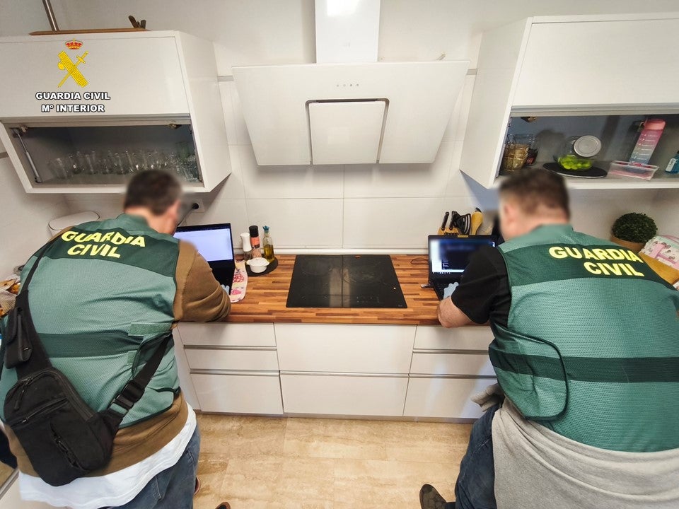 Two Civil Guard officers during the operation related to the subsidy fraud.