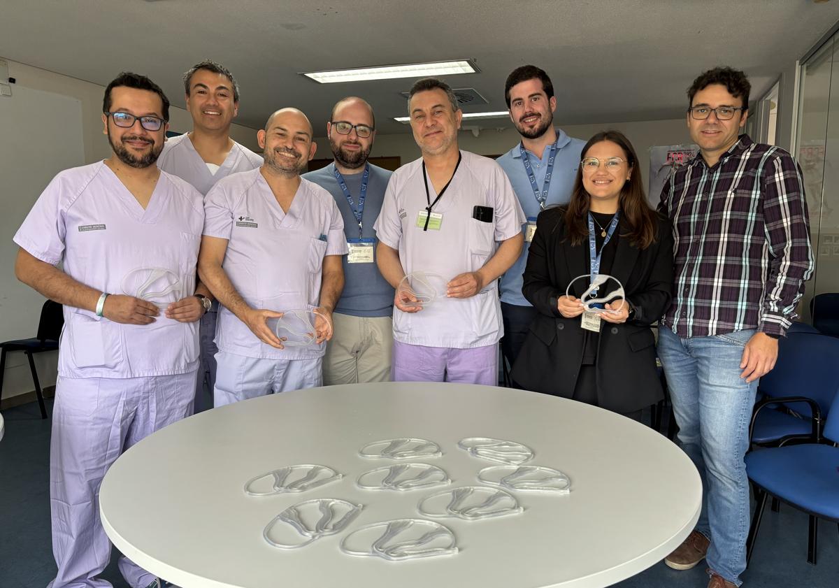 Imagen principal - Investigadores responsables del proyecto junto a los modelos diseñados con 3D.