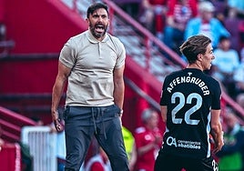 Eder Sarabia da instrucciones durante el Granada-Elche.