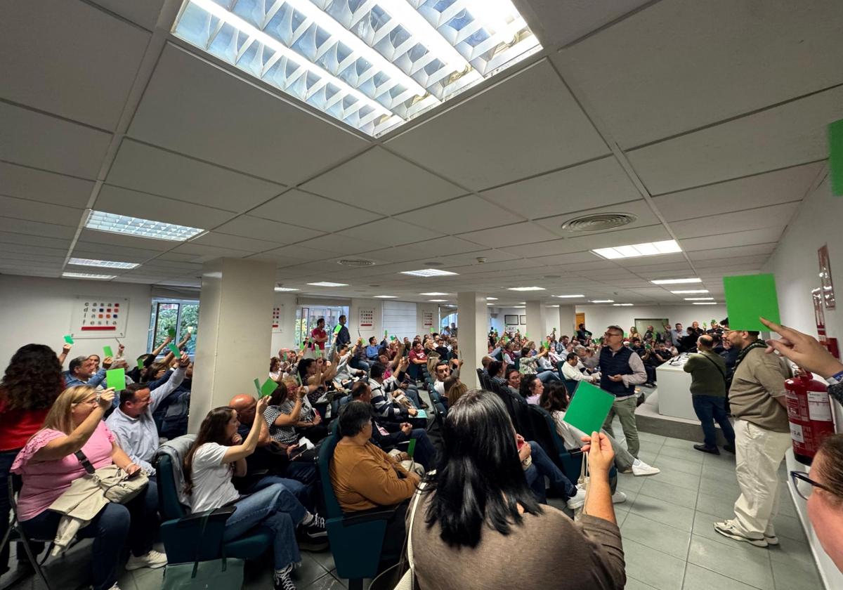 Votación en la asamblea de la Federació de Fogueres.