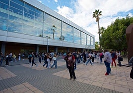 El prrograma conecta a estudiantes universitarios con oportunidades profesionales en el sector bancario.