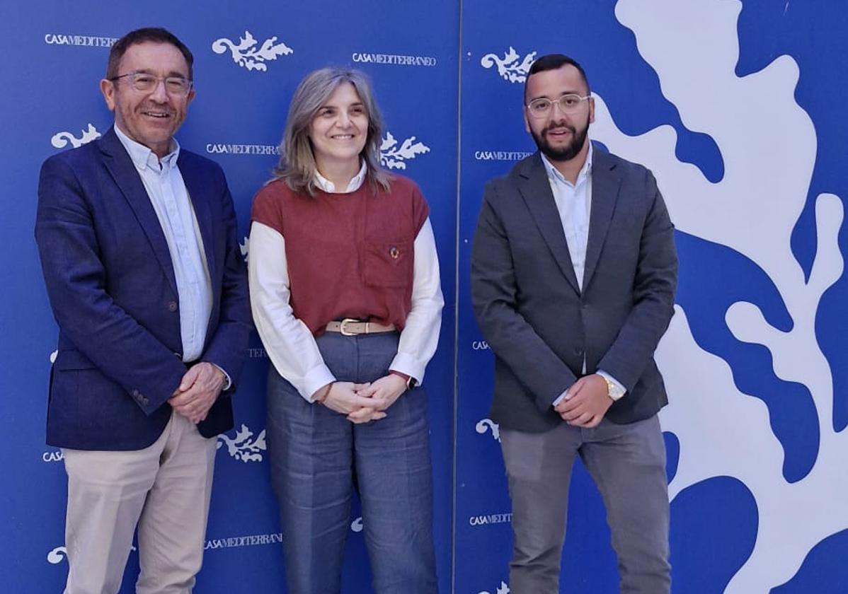 La secretaria de Estado de Migraciones posa junto al director general de Casa Mediterráneo y el subdelegado del Gobierno en Alicante.