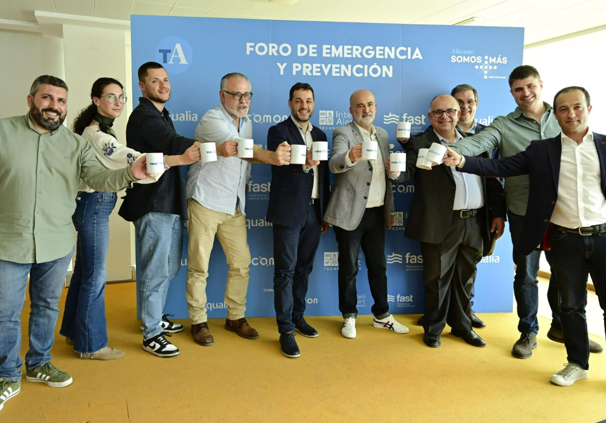 Del WhatsApp al 'cambio y corto': municipios de Alicante sacan los walkies en pleno apagón