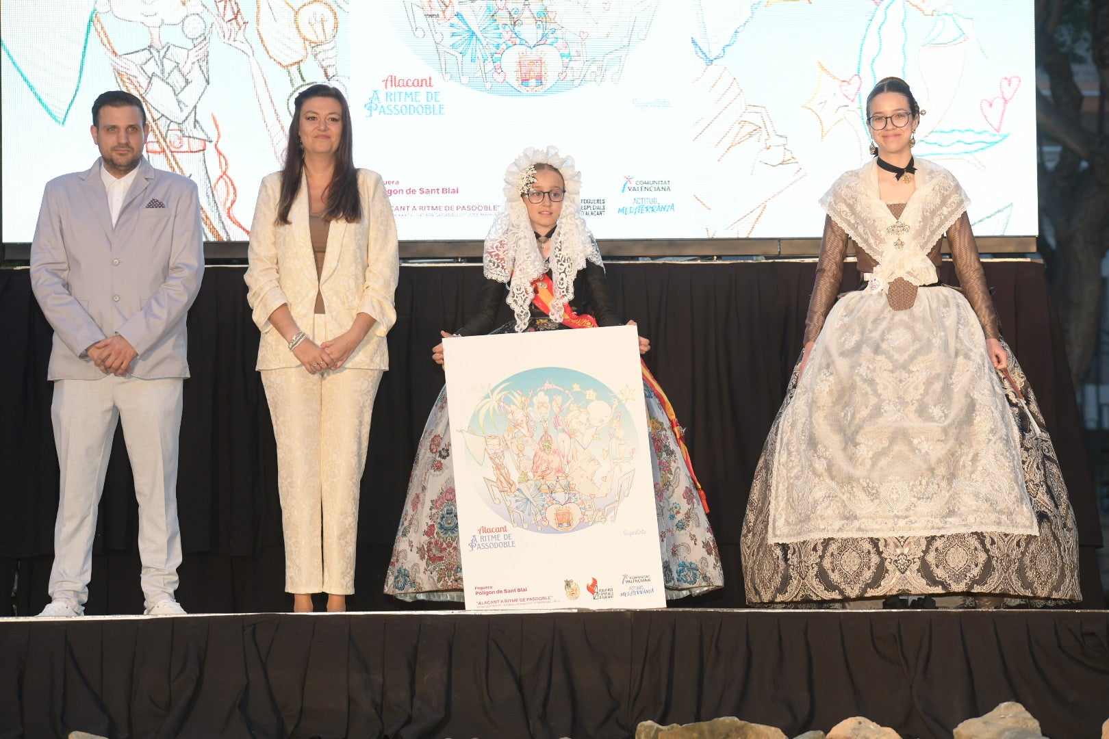 Imágenes de la presentación de los bocetos de las hogueras especiales