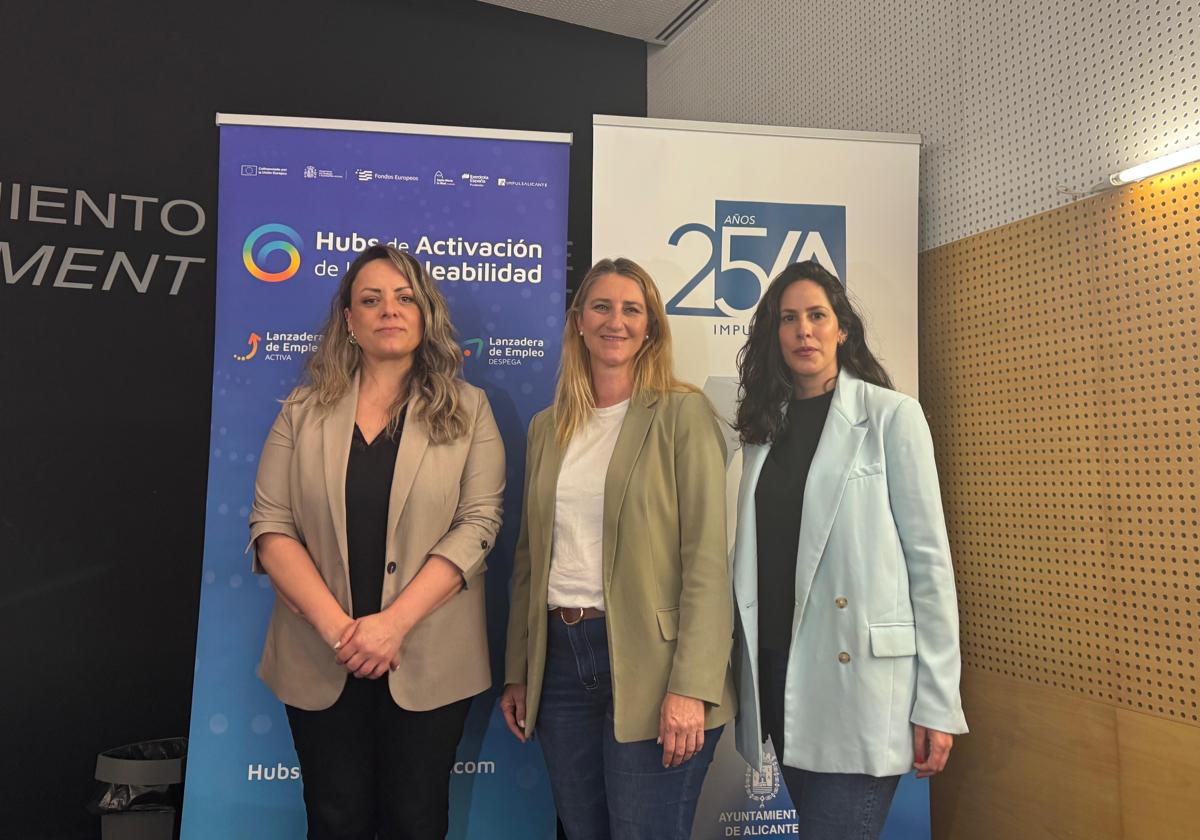La concejala de Empleo y Fomento del Ayuntamiento de Alicante, María del Carmen de España (centro), junto a las representantes de las entidades impulsoras de esta iniciativa.