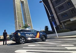 Agente de la Policía Nacional en las calles de Benidorm.