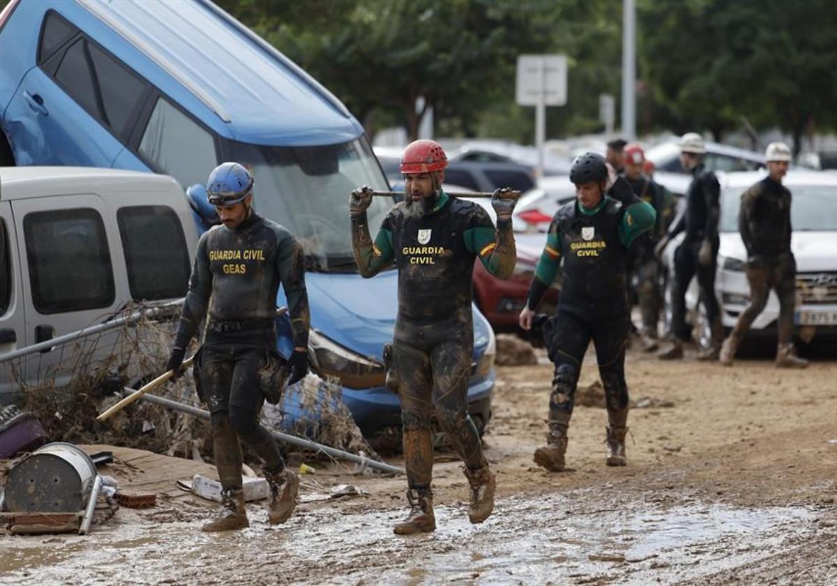«La lista de la vergüenza»: malestar en la Guardia Civil tras el reparto de medallas por la dana de Valencia