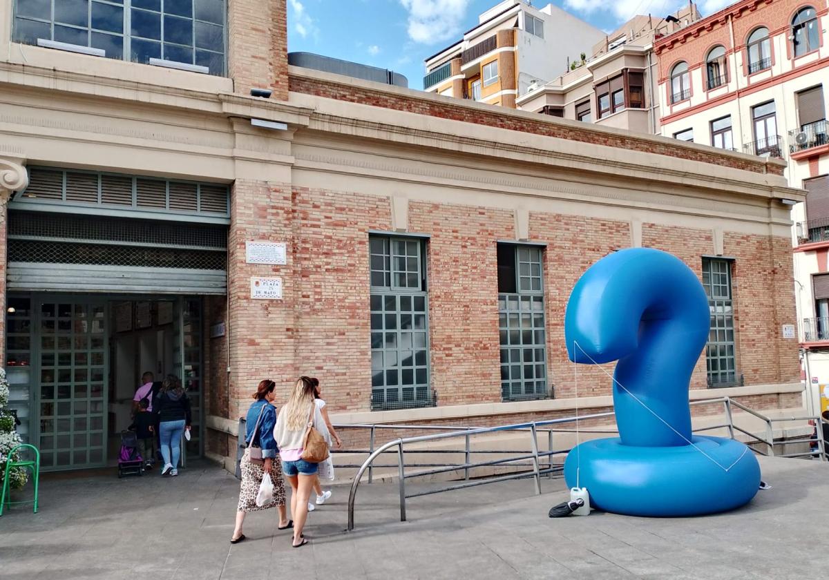 Imagen principal - Un misterioso interrogante azul de más de tres metros aparece en Alicante