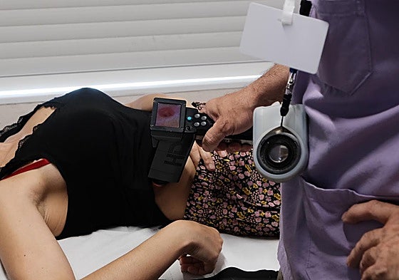 Paciente se somete a una prueba disgnóstica en la unidad de dermatología del Hospital General de Alicante.