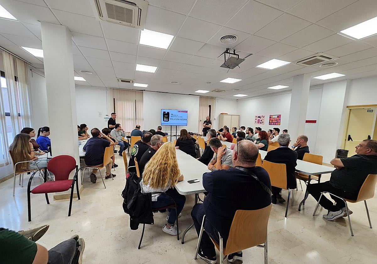 Los festeros de Mutxamel, durante los cursos de formación en arcabucería.