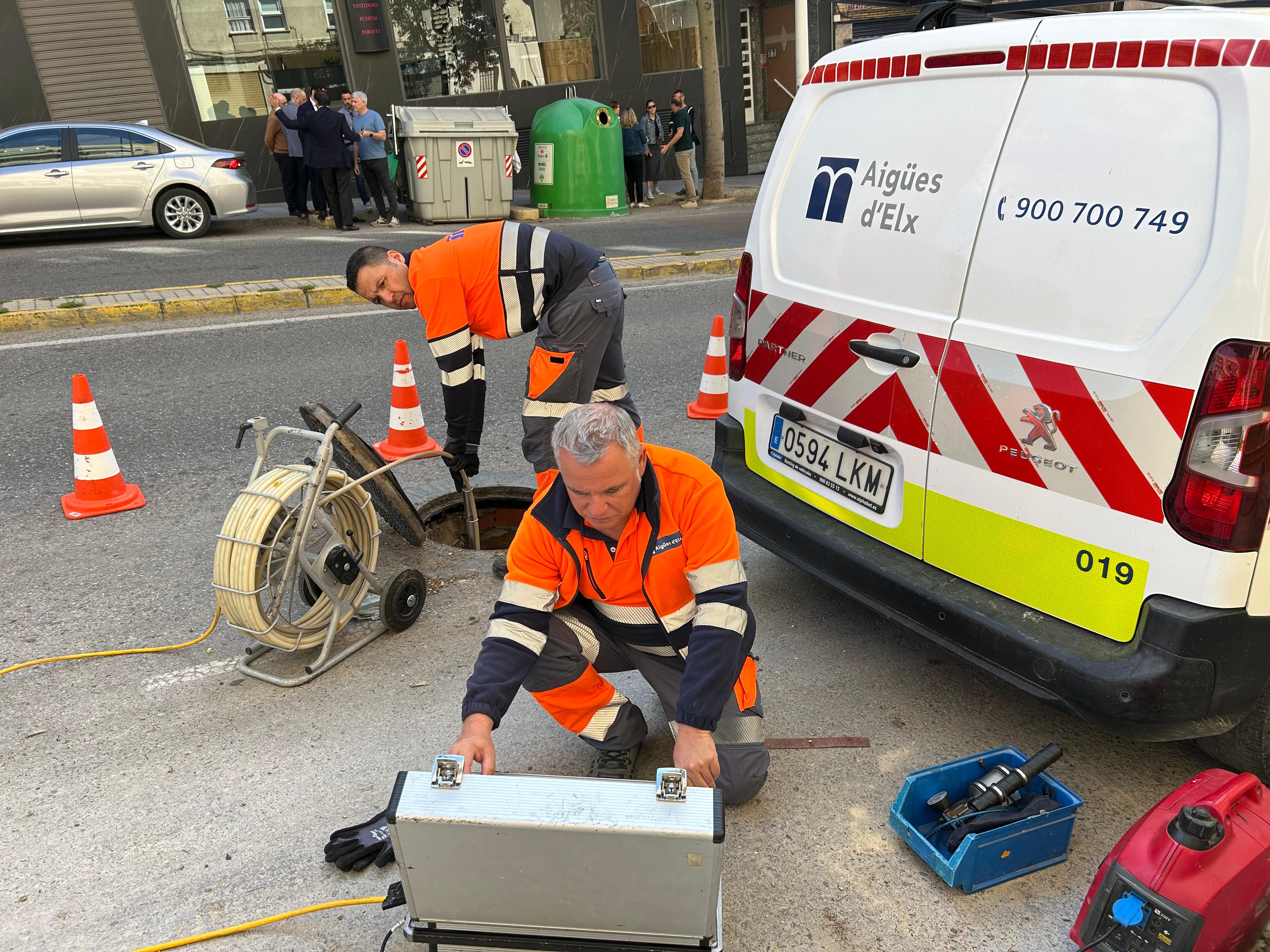 Technicians from Aigües d'Elx conduct studies in the area affected by the sinkholes.