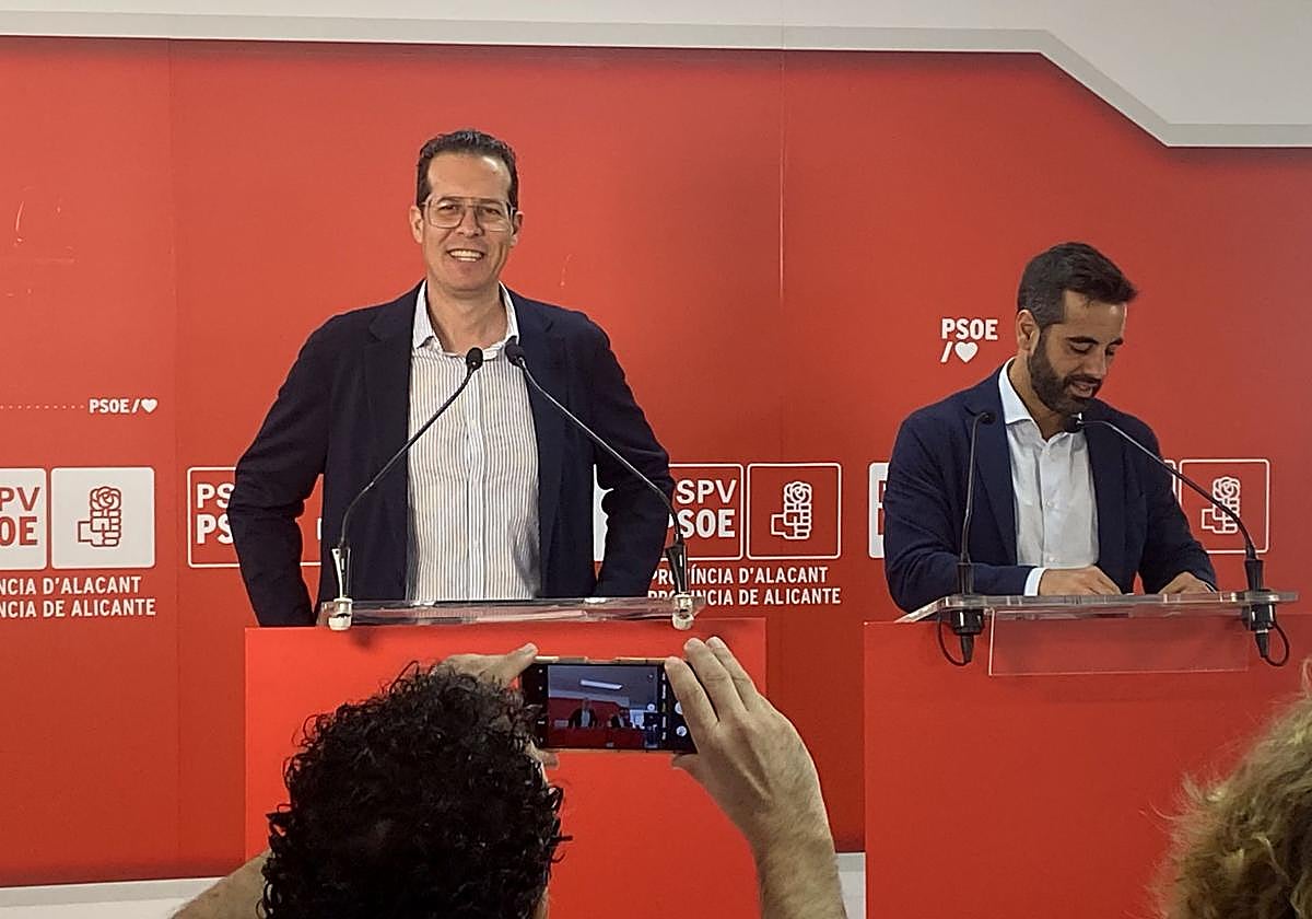 El secretario general del PSPV en la provincia de Alicante, Rubén Alfaro, y el portavoz socialistas en Les Corts, José Muñoz.