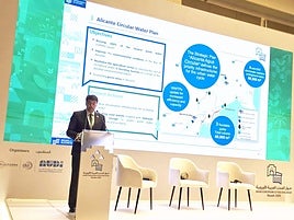 El alcalde, Luis Barcala, durante su ponencia en Arabia Saudí.