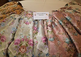 Indumentaria de las belleas del foc y sus damas de honor.