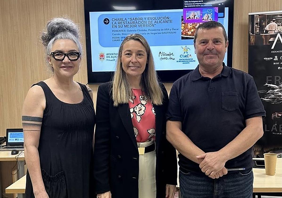 La presidenta de ARA, Gabriela Córdoba; la concejal de Hostelería, Lidia López, y el director de la Escuela de Negocios GASTROUNI, Óscar Carrión.