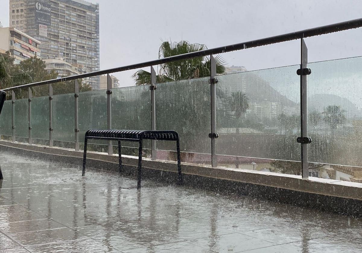 Imagen principal - Las tormentas llegan a la ciudad de Alicante y dejan fuertes aguaceros en cuestión de minutos
