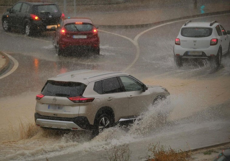 Las tormentas han llegado a la ciudad de Alicante con fuertes aguaceros.