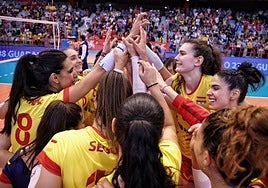 Las Leonas del Vóley celebran una victoria.