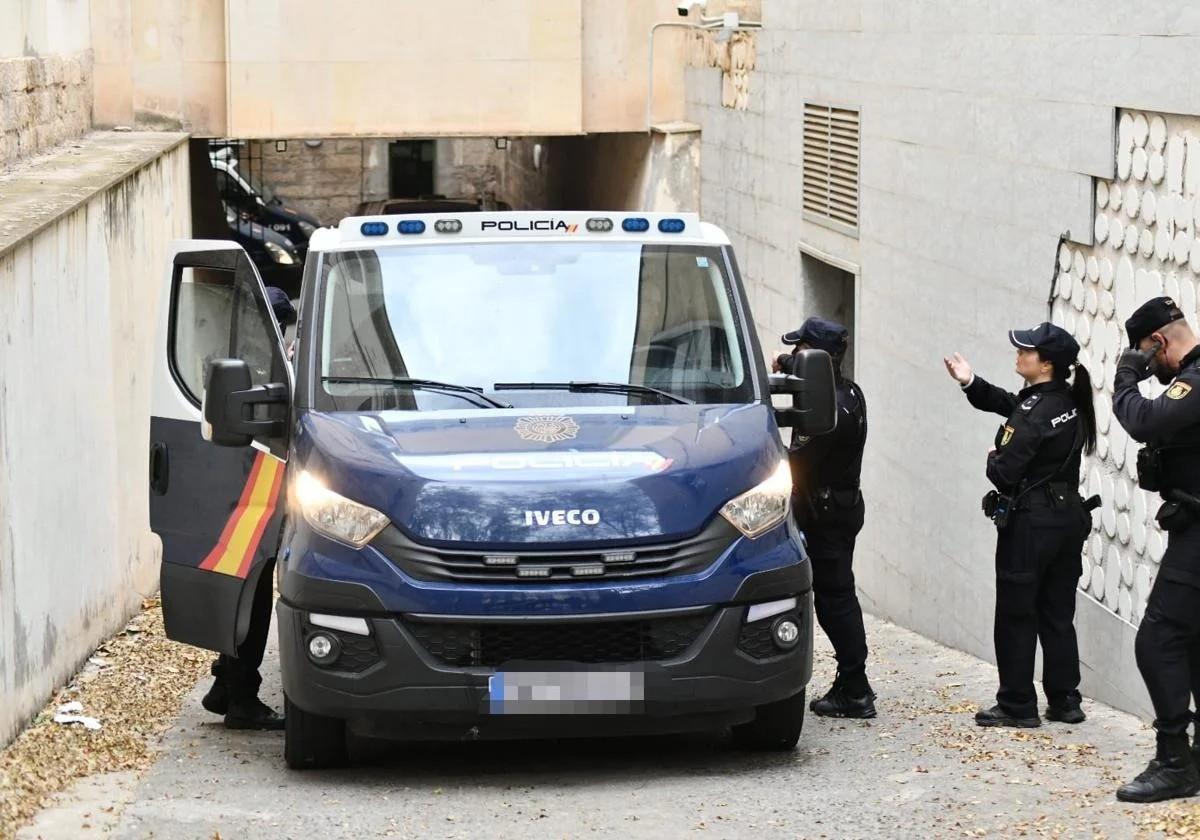 Imagen principal - Six arrested in connection with the stabbing death of a young man in Alicante