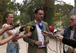 El concejal de Servicios Públicos, Claudio Guilabert, atiende a los medios.