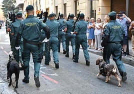 Desfile de la Guardia Civil en Alicante por el dia de la patrona, la Virgen del Pilar.