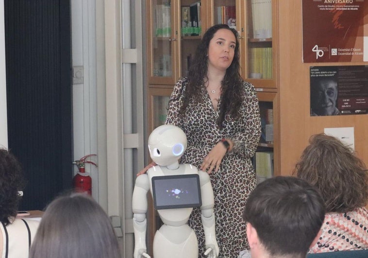'Pepper', the poet robot from the University of Alicante.