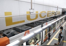 Un convoy del Tram de Alicante en la parada de Luceros.