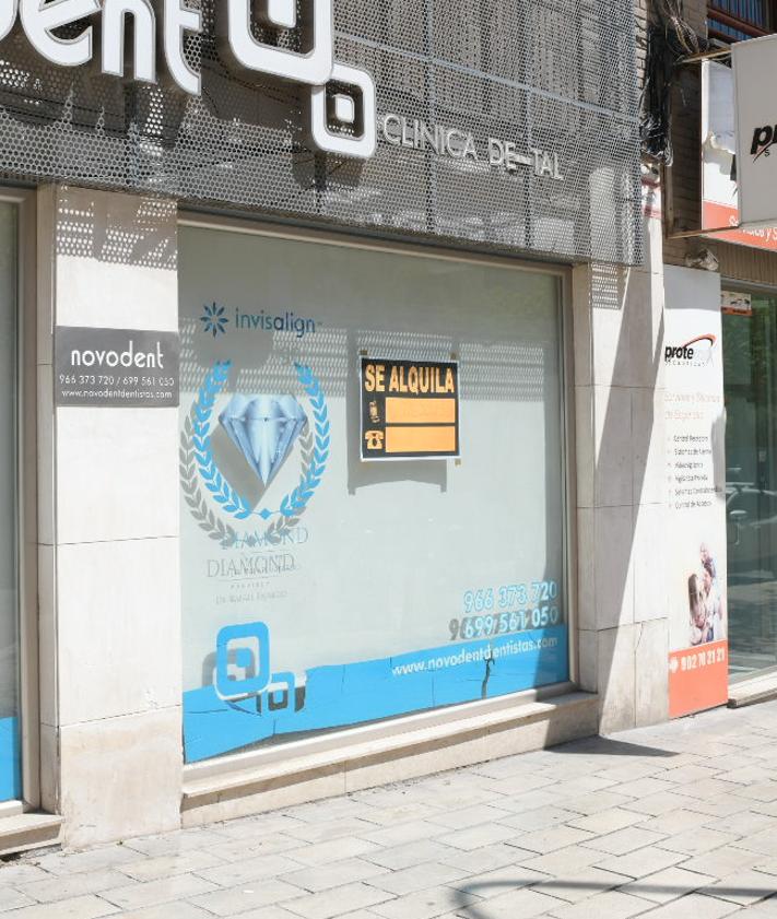 Imagen secundaria 2 - Los vecinos de Conde Lumiares buscan atraer nuevos negocios para revivir una arteria comercial que agoniza