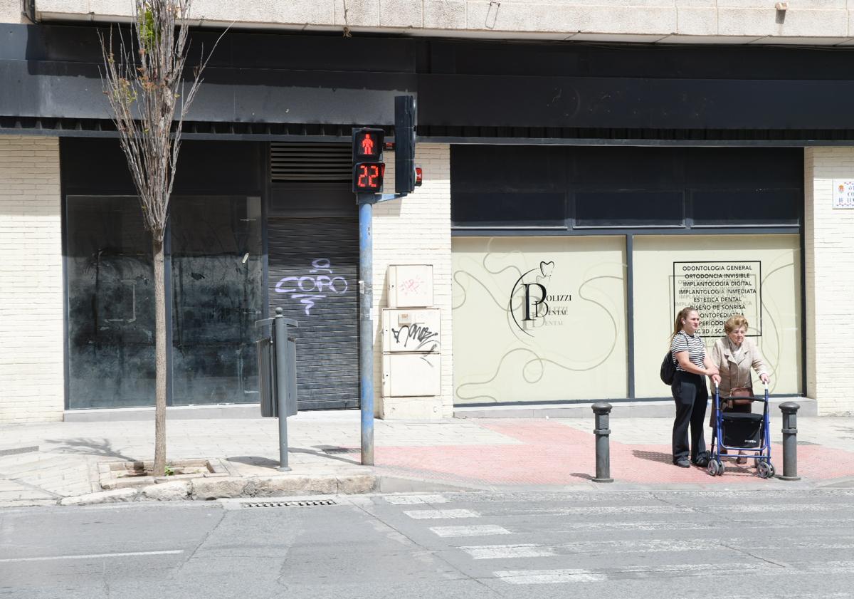 Imagen principal - Los vecinos de Conde Lumiares buscan atraer nuevos negocios para revivir una arteria comercial que agoniza
