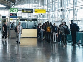 Pasajeros en el aeropuerto de Alicante-Elche.