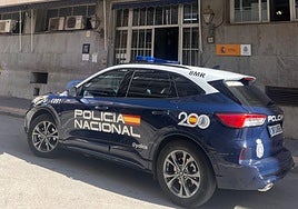 Patrulla de la Policía Nacional frente a la Comisaría de Benidorm.
