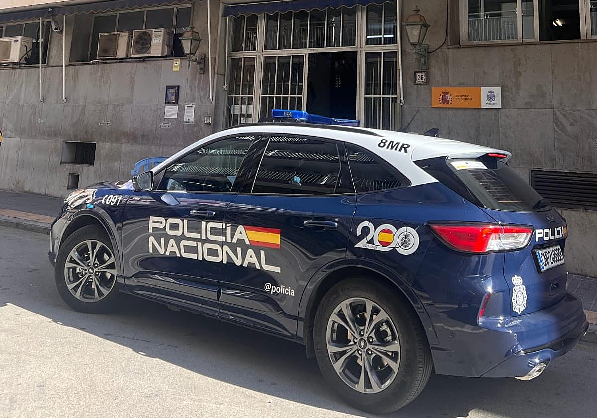 Patrulla de la Policía Nacional frente a la Comisaría de Benidorm.