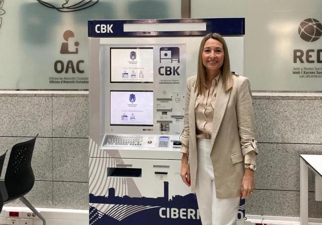 Councillor Lidia López with a cyber kiosk.