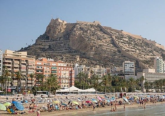 Playa del Postiguet, en imagen de archivo.