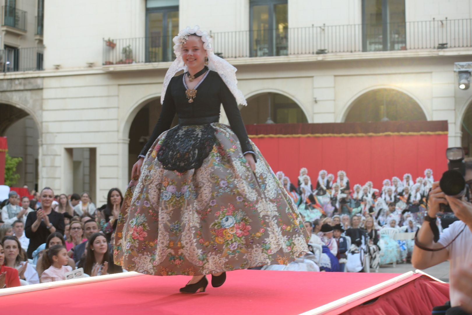 Así ha sido la vuelta de la proclamación de la bellea del foc al Ayuntamiento de Alicante