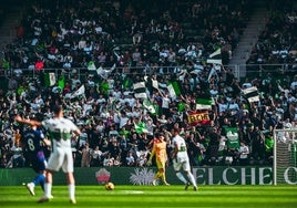 Un partido del Elche CF en el Martínez Valero.