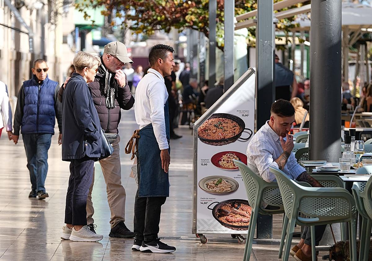 Camarero en un restaurante de la Explanada de Alicante.